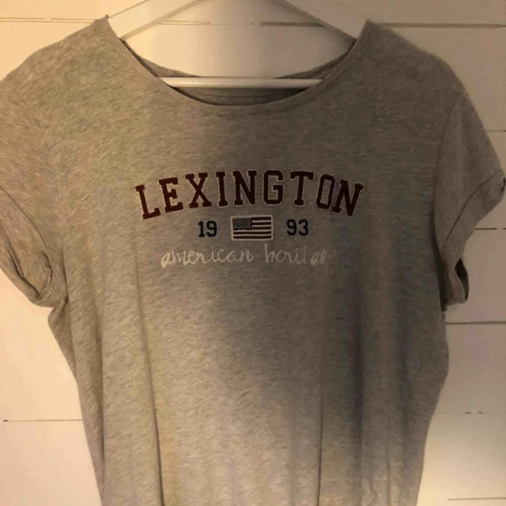 T-shirt ifrån Lexington Använd men bra skick bortsett från 2 sminkfläckar vid ena bokstaven.  Säljer pga kommer aldrig till användning   Köparen står för frakten!☺️ . T-shirts.