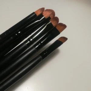  - 6 stycken sminkborstar, alla för 60 kr. Vissa oanvända, andra använda nån enstaka gång men alla är tvättade innan de skickas. 