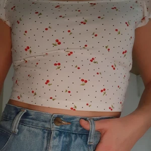  - Supersöt körsbärs croptop som kan bäras off the shoulder eller vanligt. I princip nyskick! Köparen står för frakten