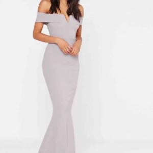  - Balklänning som aldrig kommit till användning, pastell lila färg. Är i storlek 36-38, alltså XS, S, M någonstans. Köparen står för frakt!