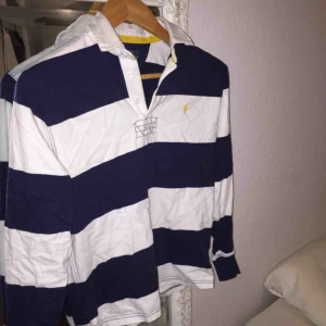  - Ralp Lauren tröja köpt i London. Säljer då den inte kommer till användning. Köp genom swish. Kan mötas upp i Malmö/ Lund