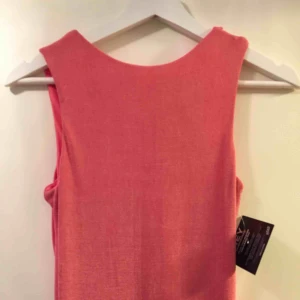  - Oanvänd långklänning från Nelly Eve i cerise. Strl xs/34 men den är stretchig och lång. Lapp sitter kvar. 