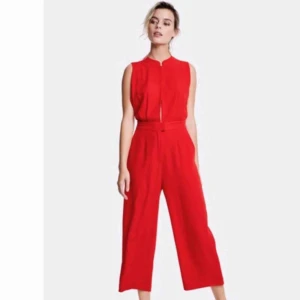  - Röd jumpsuit, slutsåld. Storlek small. Festlig! 😍 Passar på ca 36-40 beroende på hur du vill att den ska sitta. Använd en gång ✨