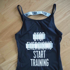  - VAD: Träningslinne från Nike STORLEK: XS SKICK: Nytt!