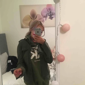  - Superfin grön jacka ifrån H&M. Nypris 349kr, säljes då jag inte använder den pga att jag har en liknande jacka. Passar superfint med en pälsväst.