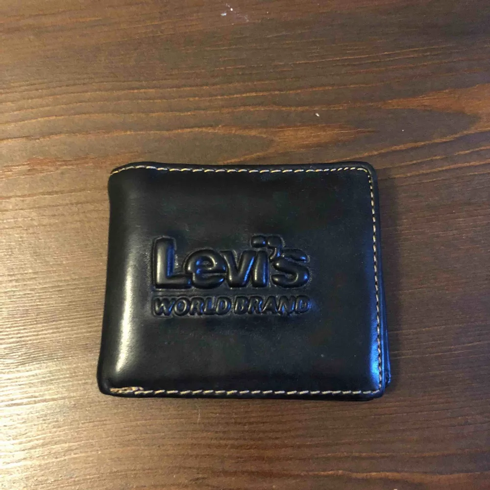 En Levis plånboken som aldrig är använd med bra skick och många fickor för kort etc  . Accessoarer.