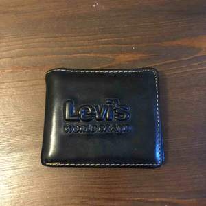 En Levis plånboken som aldrig är använd med bra skick och många fickor för kort etc  