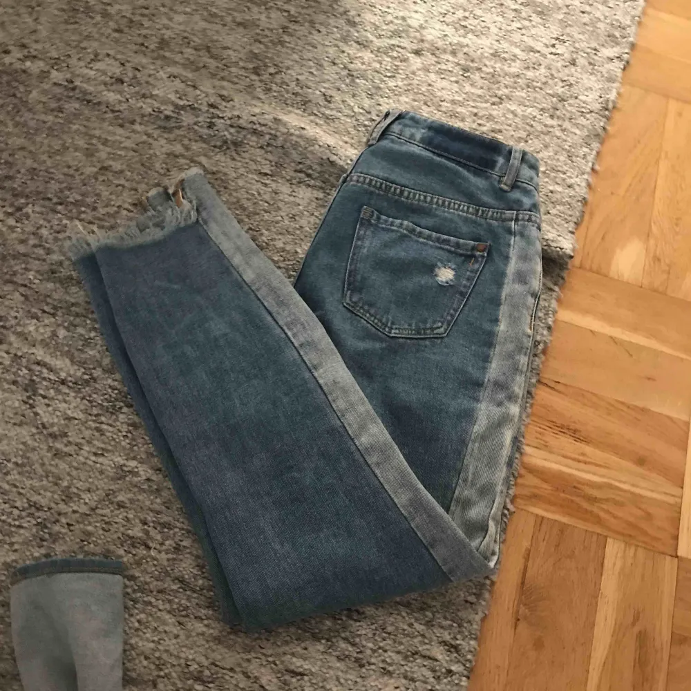 Super snygga jeans, fick dom och vet ej var dom är ifrån! Säljer pga kommer ej till användning 💜. Jeans & Byxor.
