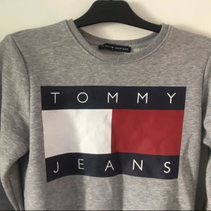  - Tommy Hilfiger! Som ni ser är materialet inuti tröjan oerhört mysigt och tröjan i lag är jätteskön. Dock kommer den inte till användning då jag personligen inte passar i grått. Priset och hur vi gör med frakten kan sänkas vid snabb affär 👍🏻 nypris 1000k