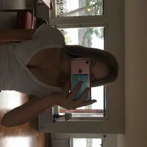  - En fin vit magtröja som knyts. Man kan därför avgöra storlek urringning mm. skulle rekommendera en vit bh under då den är lite genomskinlig.  Säljer då jag inte använder den längre. Bra skick! Frakt tillkommer:)