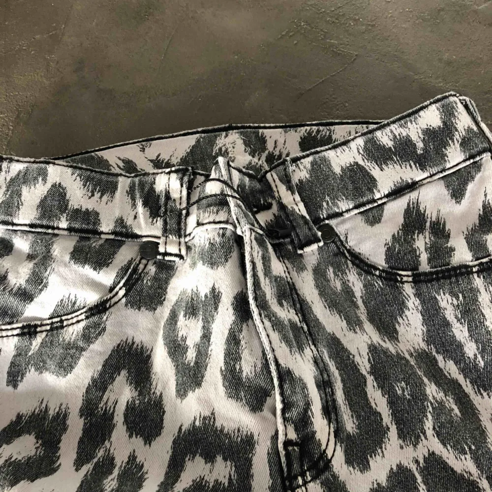 Helt nya dr denim byxor i leopard mönster, storlek XS. Jeans & Byxor.