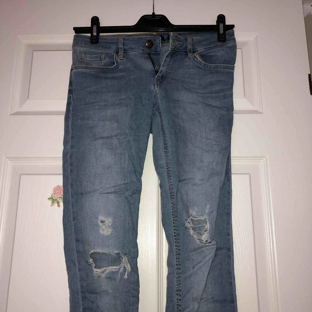 Snygga ljusa jeans med klipp vid knäna från Bik bok. . Jeans & Byxor.