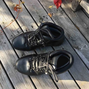  - Kängor från Alpitex i storlek 42. Snygga till hösten och fungerar även bra som vandrarskor! 