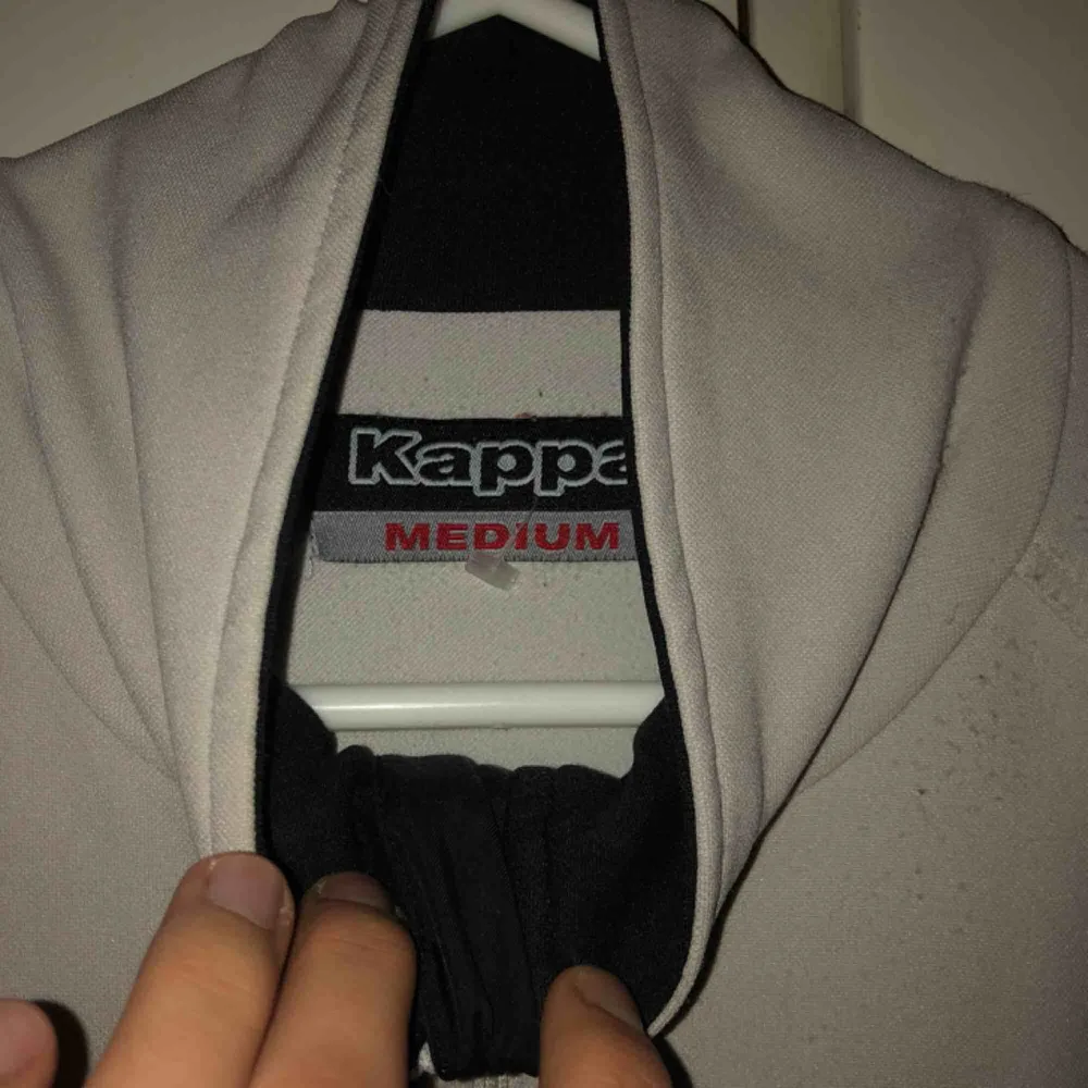 skitkattig sweatshirt m zip från kappa! 💕😻👌 köpt på humana. har ett litet brännmärke precis bredvid dragkedjan som knappt syns. Hoodies.