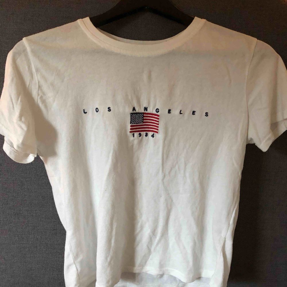 Vit T-shirt från Brandy Melville. Köpt i somras för 250 kr. Plagget är i one-size men passar mig som har S. Sparsamt använd 🌷. T-shirts.