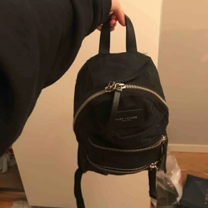  - Säljer denna sjukt snygga ryggsäcken från Marc Jacobs. Perfekt för dom som inte behöver en stor ryggsäck och bara behöver det mest nödvändiga! 