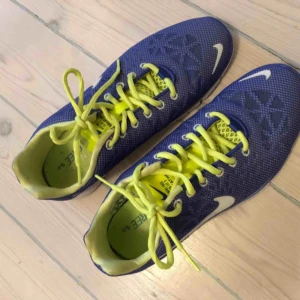  - Nike free 5.0. Promenerat i de en gång. Som nya.  Kan mötas upp i centrala Sthlm. 