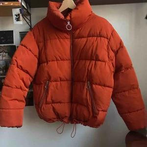  - Jättesnygg vinterjacka från pull & bear. Köpte förra vintern, den är i superbra skick. Färgen har blekts lite vid kragen, se bild 2. Färgen är lite mer dämpad och rostig i verkligheten. 