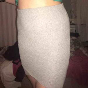  - Väldigt fin och figursydd kjol, man kan välja lite själv hur kort eller lång man vill ha den beroende på hur man vill att den ska sitta. Prislappen kvar alltså aldrig använd :)