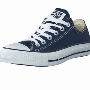  - Mörk blåa Converse som är använda i en till två gånger! 