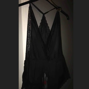 - Jättefin underklädes-playsuit, aldrig använd  Köparen står för frakten