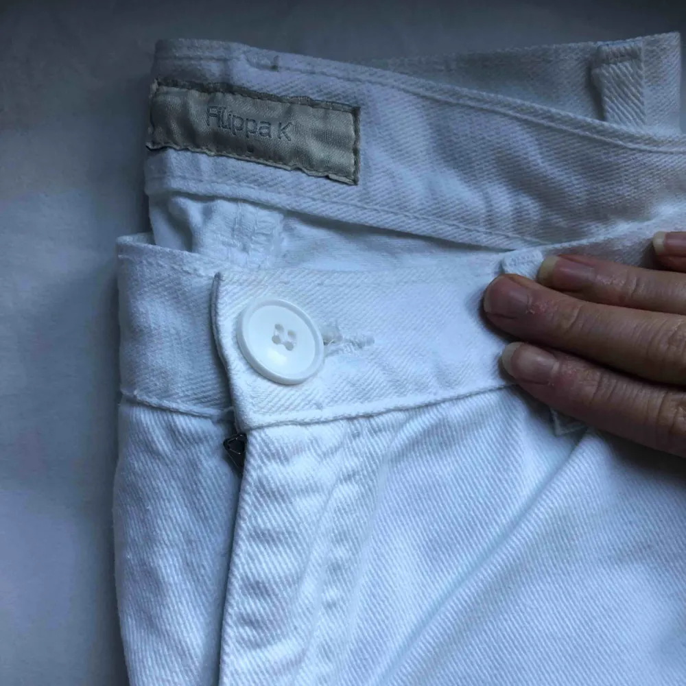 Supersnygga byxor från Filippa K. Köpta här på Plick men passade tyvärr inte mig. . Jeans & Byxor.