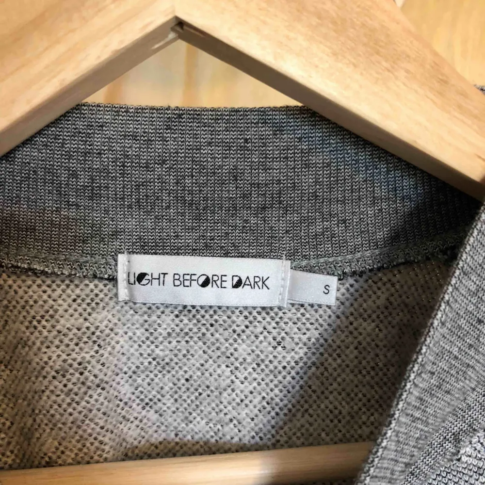 En grå tröja från märket ”light before dark”, köpt på urban outfitters ca 2 år sen. Den är aningen croppad. Säljer den då den inte passar längre. Frakt ingår . Neuletakit & Villapaidat.