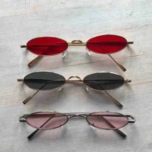  - Tre stycken smala solglasögon ♥️🖤💗 Aldrig använda, helt i nyskick! Skriv gärna vid övriga frågor 💕