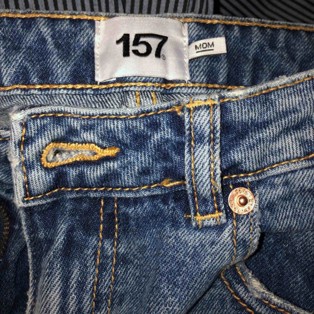 Mom jeans från lager 157. Storlek S och passar nog waist 27/28/29. Använda en gång och säljes pga för stora. Står ej längd men jag är 165 o de slutar vid mina anklar.. Jeans & Byxor.