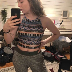  - Snyggt linne/magtröja. Använd ett fåtal gånger. Köparen står för frakt 