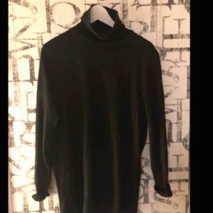  - Svart långärmad polo, från Cubus, storlek M, 70 kr + frakt 