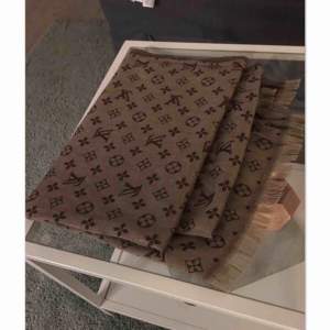 Louis Vuitton halsduk  Två färger på olika sidor 👌🏼  Bra kvalité