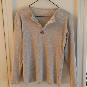  - Lee långärmad tröja. Köpt på en vintageaffär i London. Använd en gång av mig och väldigt bra skick. Färg: ljusgrå Köpt för: 400kr