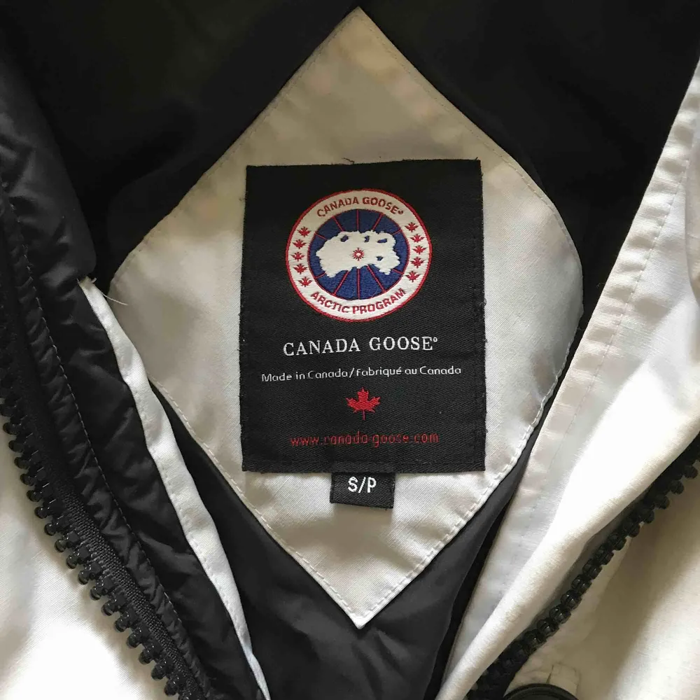 Canada Goose Montebello Jacket size S. It is in great condition but just a bit dirty around the pockets, it is at the cleaner now, I will post when it’s clean! I’ve dry cleaned it twice before and it always looks like new :)  Shipping is extra. . Jackor.