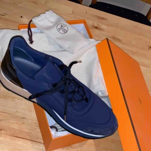  - Säljer hemsida skor, i bra skick, köptes i Paris för 8300 kr, säljs pågrund av behov av pengar.