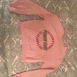  - En cool hoodie i skönt material, köptes för ca1 år sedan och använt sparsamt. Ser ut som ny och köptes på för ett betydligt högre pris. Går att matcha till allt. 