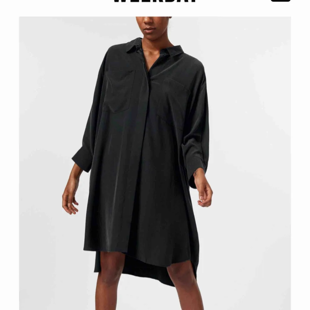 Weekday Maxima Dress (finns att googla) i svart. Tshirtklänning med stora ärmar. Storlek small är 99cm lång, denna är storlek M. Sparsamt använd. Nypris 600kr. Material 100% modal. Porto tillkommer.. Klänningar.