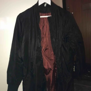  - Lång bomber jacka använd ett fåtal gånger, super skön och lite oversize vinröd på insidan. 