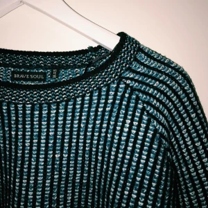  - Stickad tröja från bravesoul. Älskar färgerna och passformen men den har tyvärr blivit för liten och alldeles för kort i armarna på mig. DU KAN KÖPA ALLA TRE STICKADE TRÖJOR FÖR ENDAST 150kr. (Egentligen skulle de gå på 190kr)