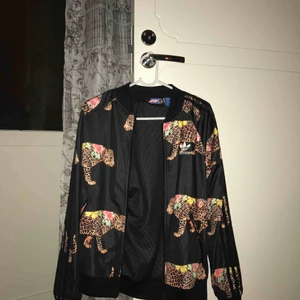  - Mönstrad Adidas-tröja som blivit använd 1 gång så helt nyskick, storlek S i deras damstorlek!