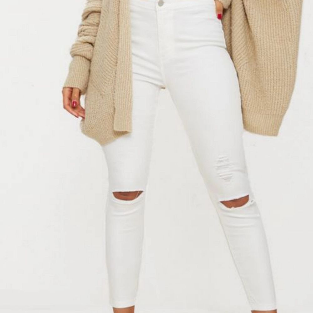 Fina vita jeans från Zara använda fåtal gånger jättebra skick. De är lika vita som på andra bilden, storlek 34.. Jeans & Byxor.