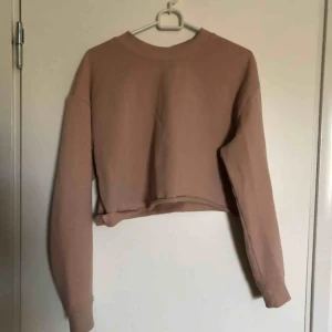  - Cropped sweatshirt från HM (klippt hemma). Använd nån gång. Köparen står för frakt:)