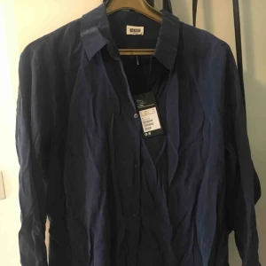  - Ny skjorta från Weekday. Lapp kvar, strl M. Sjukt snyggt blått tyg, lös passform. 