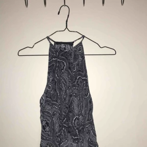  - Så fint linne från Zara som är högt i halsen och djupt vid armhålorna. Älskar detta men de har blivit för litet för mig nu.