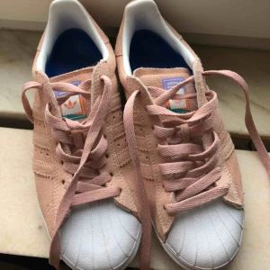  - Adidas skor som jag köpt i USA. Använda ca 4 ggr, kmr självklart polera dem lite innan de säljs. Säljer pga jag aldrig använder dem