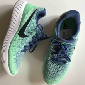  - Nike träningsskor/löparskor. Strl 38 men små så passar 37 bättre. Använda 2ggr.