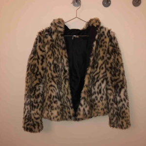  - Fin leopardjacka i storlek 34 (passar även en 32 & 36). Använd några gånger men i bra skick. Helt klart instagramvänlig! 👌🏻Pris: 105kr+ frakt (ignorera mitt leende:)