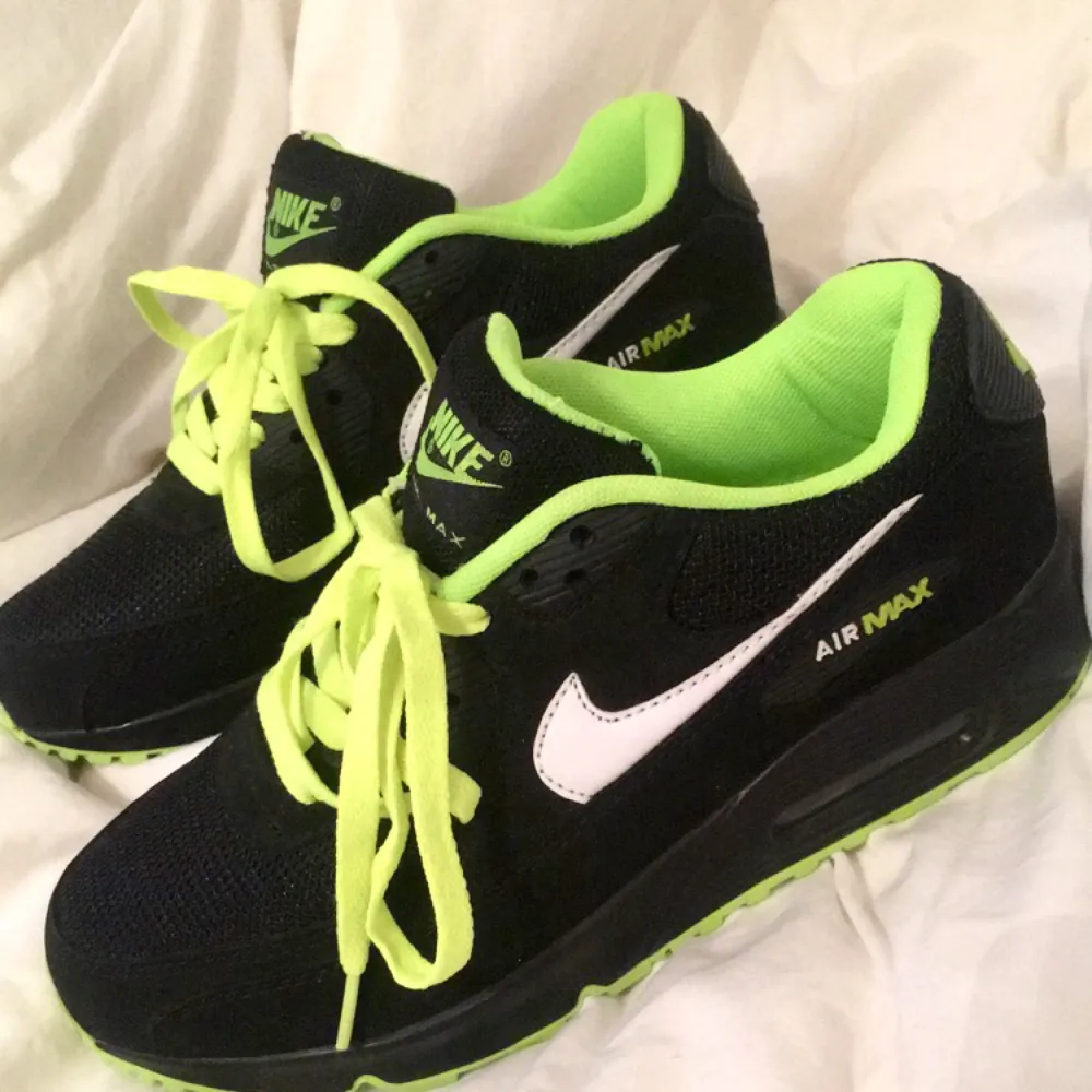 Nike air max i fint skick! Svarta med gröna detaljer. Är storlek 40 men passar mig med 39 (25cm). Kommer inte till användning . Skor.