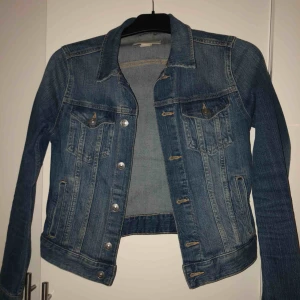  - Jättefin jeans jacka från hm köpt i början av sommaren. Stretchigt material, tajt passform Köparen står för frakten