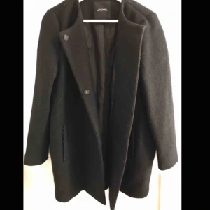  - Svart kappafrån Monki. Storlek Small.